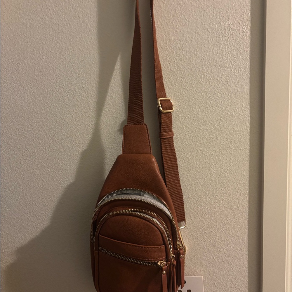 Classic Brown Leather Crossbody Bag with Adjustable Straps